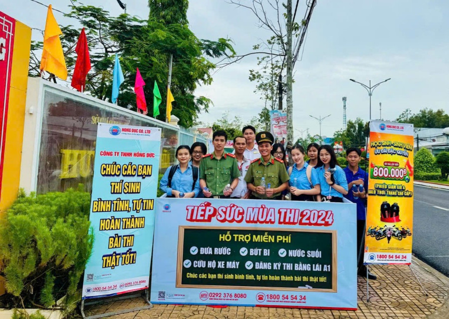 Lực lượng tiếp sức mùa thi túc trực hỗ trợ thí sinh Sóc Trăng. Lực lượng tiếp sức mùa thi túc trực hỗ trợ thí sinh Sóc Trăng.