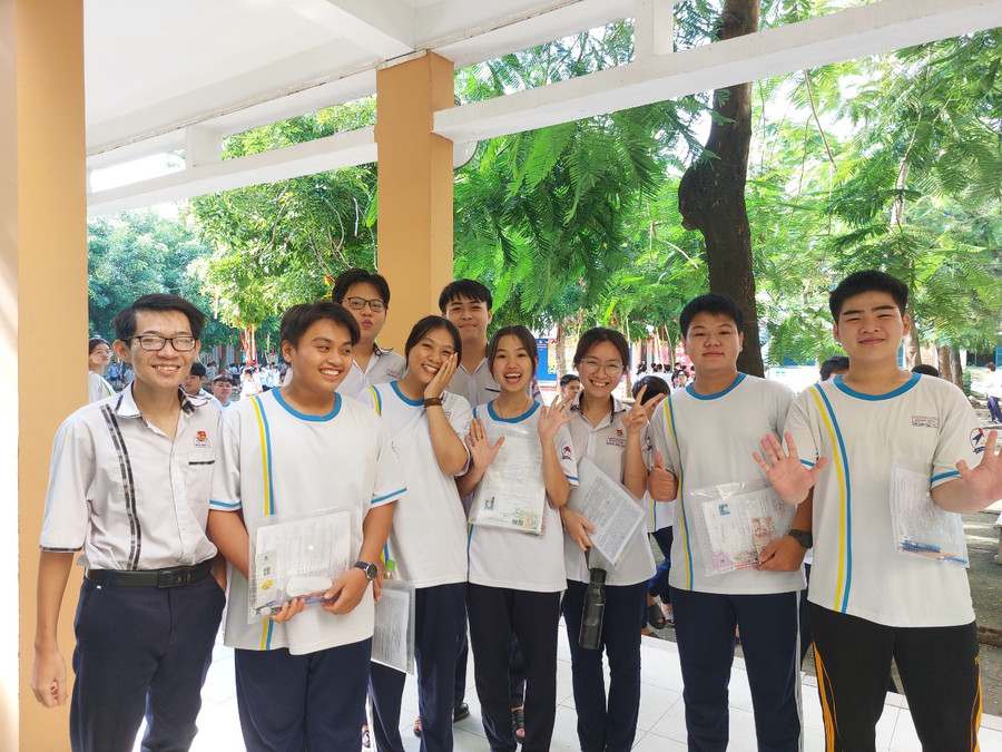 Thí sinh Sóc Trăng vui vẻ hoàn thành kỳ thi.