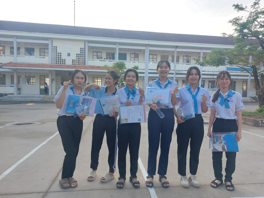 Thí sinh Sóc Trăng tự tin trước giờ thi. Thí sinh Sóc Trăng tự tin trước giờ thi.
