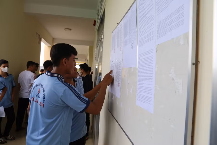 Thí sinh tại điểm thi THPT Hòa Lợi, huyện Châu Thành (Trà Vinh).