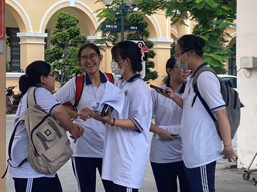 Thí sinh Tiền Giang trao đổi thi thi xong bài thi tổ hợp sáng 28/6.