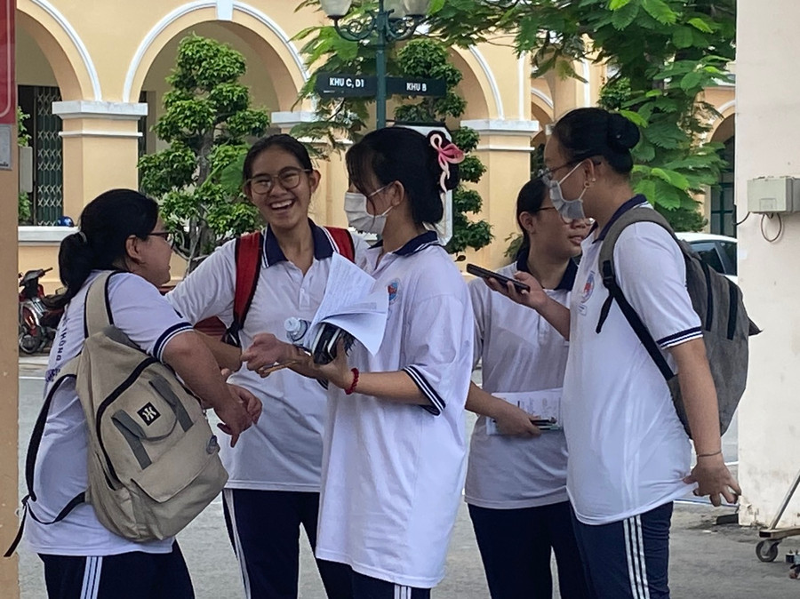 Thí sinh tại điểm thi THPT Nguyễn Đình Chiểu (Tiền Giang) trao đổi sau khi thi xong bài thi tổ hợp. Thí sinh tại điểm thi THPT Nguyễn Đình Chiểu (Tiền Giang) trao đổi sau khi thi xong bài thi tổ hợp.