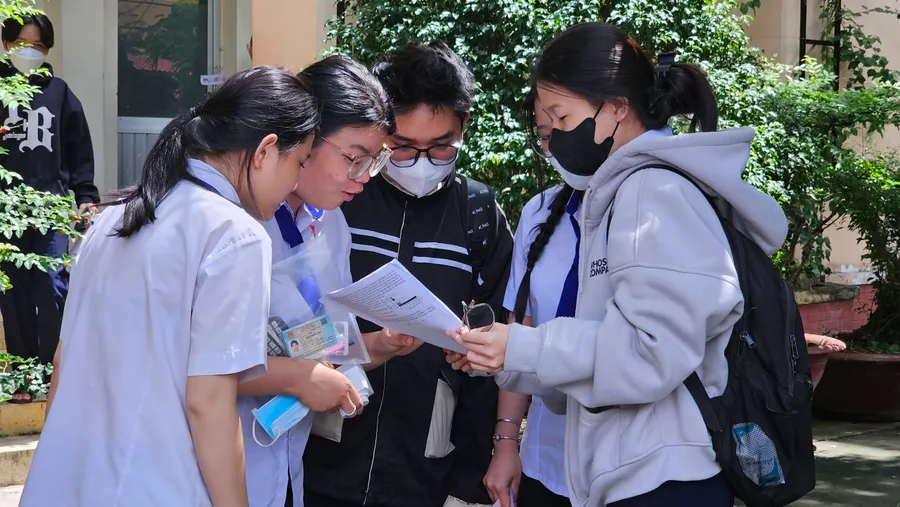 Thí sinh tại điểm thi THPT Nguyễn Việt Hồng (quận Ninh Kiều, TP Cần Thơ) xem lại bài sau khi thi xong.