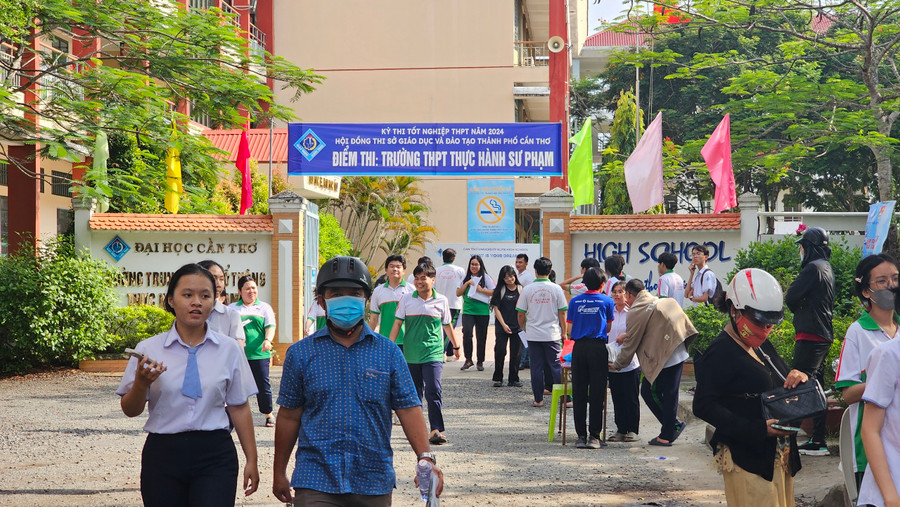 Thí sinh Cần Thơ hoàn thành bài thi Ngoại ngữ.