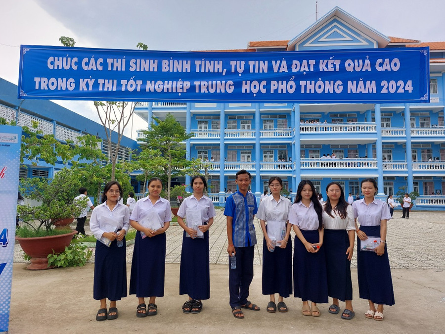 Thí sinh dự thi tại Trường THPT Dân tộc nội trú Huỳnh Cương, Sóc Trăng. Thí sinh dự thi tại Trường THPT Dân tộc nội trú Huỳnh Cương, Sóc Trăng.
