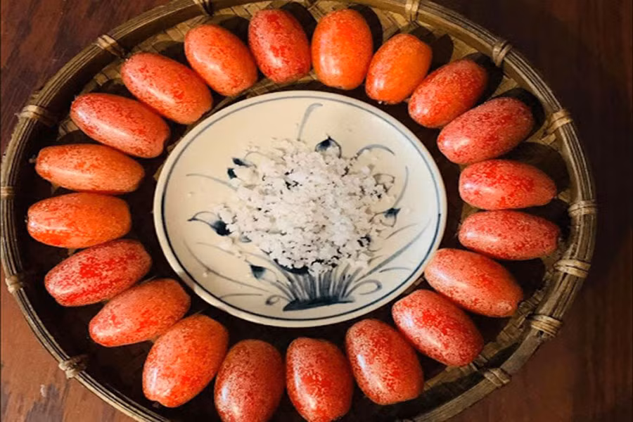 n nhót ngon nhất chính là chấm muối hoặc dầm muối ớt. Lúc này, chỉ cần chấm nhót rồi cắn miếng là đã cảm nhận được vị chua chua, nhốt nhốt, chan chát thấm đẫm đầu lưỡi.