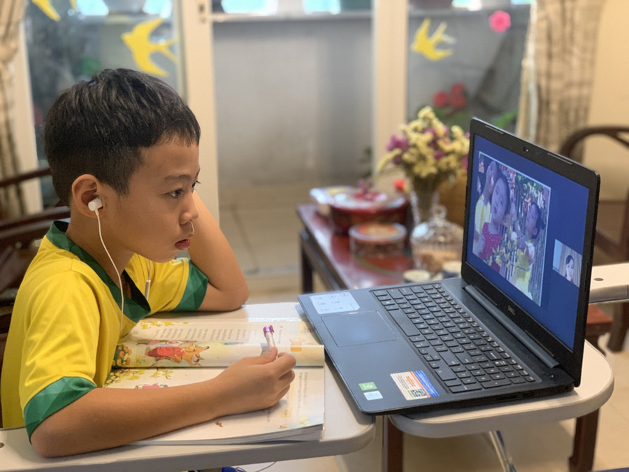 Học sinh Trường Tiểu học Thái Văn Lung, TP.Thủ Đức học trực tuyến trong đợt nghỉ phòng dịch Covid-19 Ảnh P.Nga 