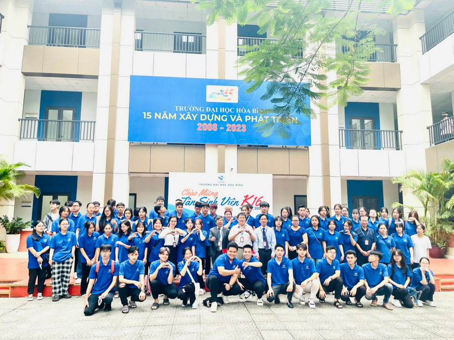 Thầy trò Trường Đại học Hòa Bình trong tuần lễ chào tân sinh viên Khoá 16. Thầy trò Trường Đại học Hòa Bình trong tuần lễ chào tân sinh viên Khoá 16.