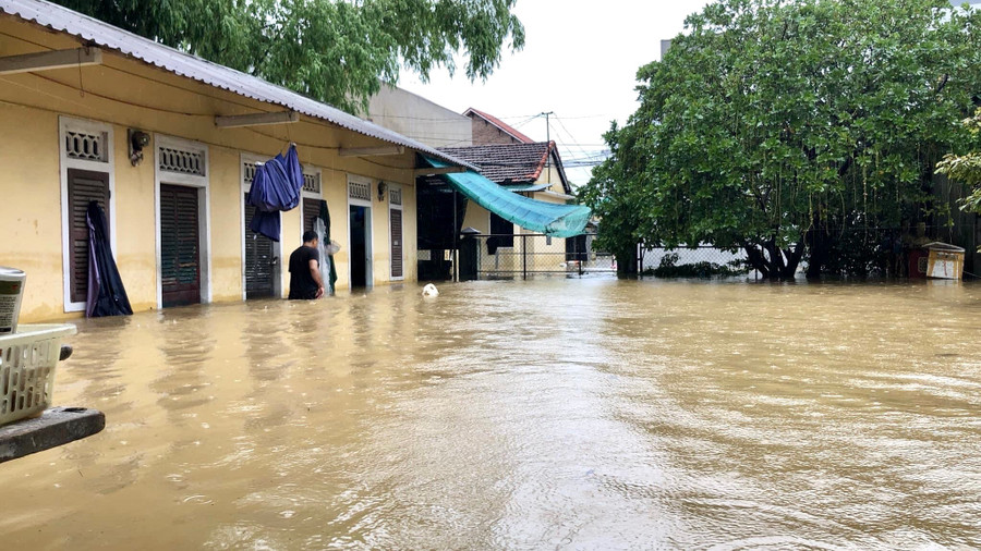 Một dãy nhà trọ của sinh viên tại TP Huế (Thừa Thiên - Huế) bị ngập trong nước. Ảnh: Hoàng Hải