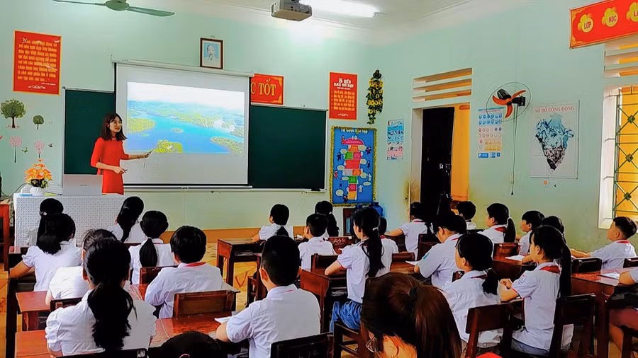 Tiết học ứng dụng CNTT tại Trường Tiểu học Thị trấn Hạ Hòa.