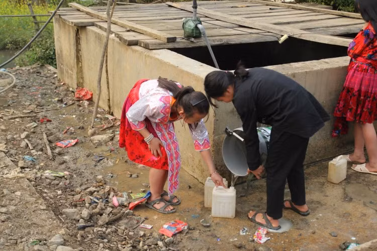 Hơn 2.000 học sinh, giáo viên và người dân tại trung tâm xã Trung Thu, huyện Tủa Chùa dùng chung một bể nước.