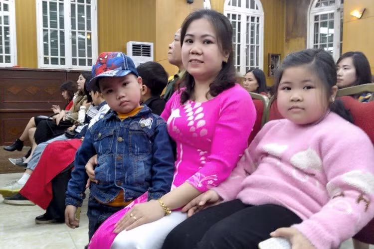 Mẹ con cô Nguyễn Thị Vy.