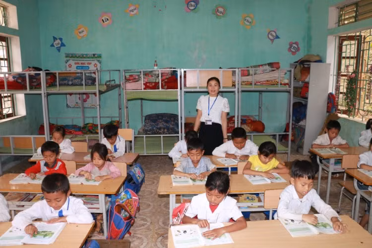 Thiếu thốn cơ sở vật chất, nhiều trường bố trí chỗ ngủ cho học sinh ở phòng học.