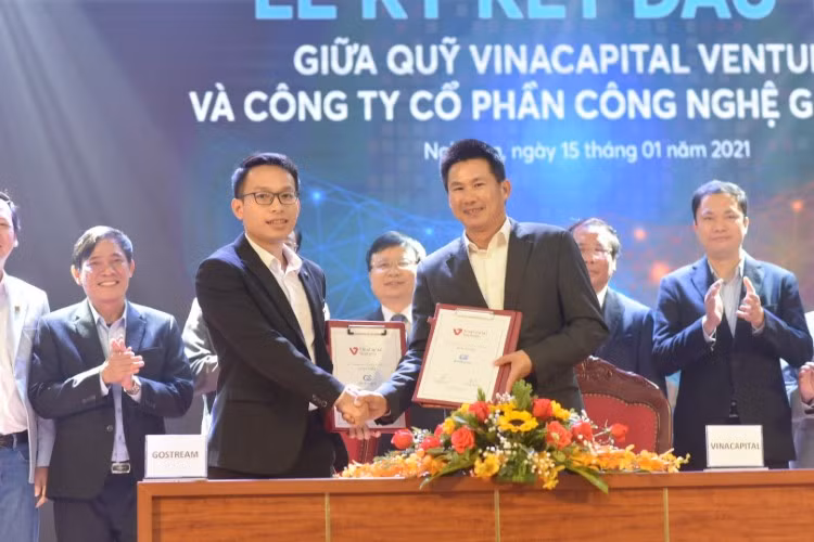 CEO GoStream Nghiêm Tiến Viễn ký kết hợp tác với các đối tác nước ngoài.