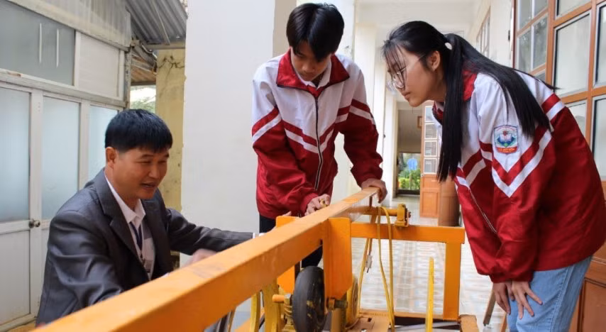 Thầy An Văn Thái - giáo viên Trường THCS Lê Quý Đôn (TP Sơn La) cùng hướng dẫn học sinh sáng chế máy rèn, duỗi kim loại và hợp kim. Ảnh: NTCC