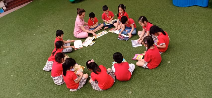 Cô Dương Thị Hồng Nhung tận tụy với nghề, với trò.