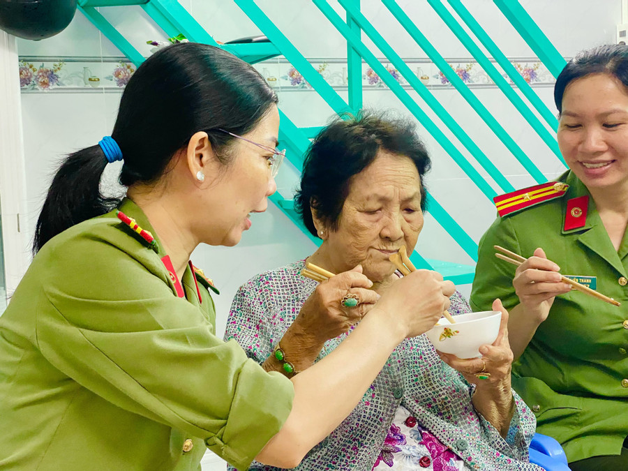 Bữa cơm ấm áp cùng Mẹ Bùi Thị Hai. Bữa cơm ấm áp cùng Mẹ Bùi Thị Hai.