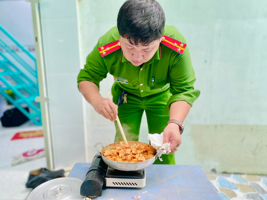 Tuổi trẻ Công an TP Long Xuyên (An Giang) cùng tham gia thực hiện "Bữa cơm cùng Mẹ VNAH". Tuổi trẻ Công an TP Long Xuyên (An Giang) cùng tham gia thực hiện "Bữa cơm cùng Mẹ VNAH".