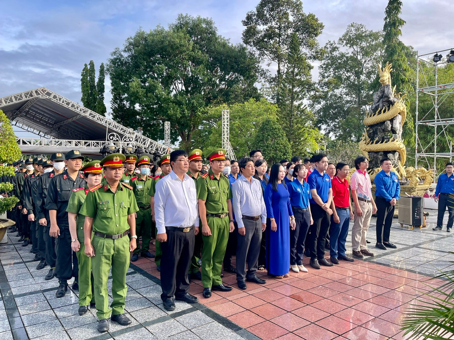 Cán bộ, học viên Trường ĐH Cảnh sát nhân dân dâng hương tưởng niệm các Anh hùng - Liệt sỹ. Cán bộ, học viên Trường ĐH Cảnh sát nhân dân dâng hương tưởng niệm các Anh hùng - Liệt sỹ.