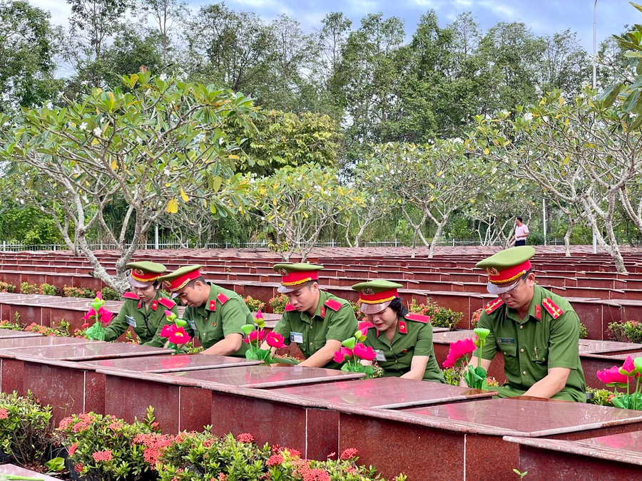 Đoàn viên, thanh niên tham gia làm sạch, đẹp mộ phần của các Anh hùng liệt sỹ. Đoàn viên, thanh niên tham gia làm sạch, đẹp mộ phần của các Anh hùng liệt sỹ.