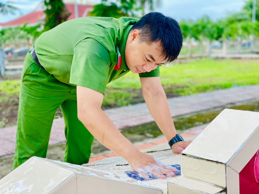 Đoàn viên, thanh niên tham gia làm sạch, đẹp mộ phần của các Anh hùng liệt sỹ. Đoàn viên, thanh niên tham gia làm sạch, đẹp mộ phần của các Anh hùng liệt sỹ.