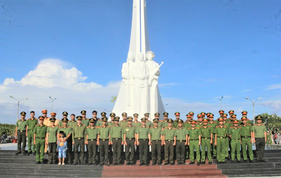 Tuổi trẻ Công an Kiên Giang ra quân Ngày Chủ nhật xanh tri ân các anh hùng liệt sỹ.