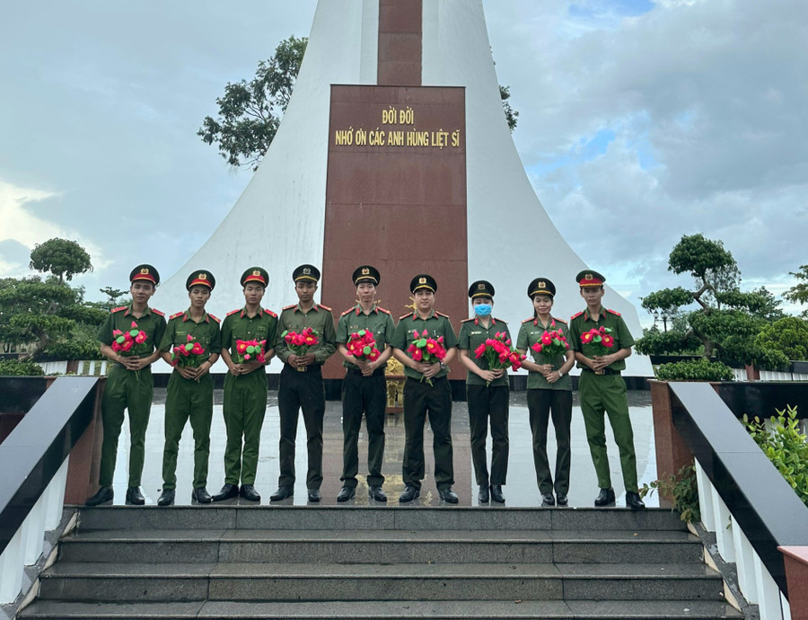 Tuổi trẻ Công an Kiên Giang dâng hoa tri ân các anh hùng liệt sỹ. Tuổi trẻ Công an Kiên Giang dâng hoa tri ân các anh hùng liệt sỹ.