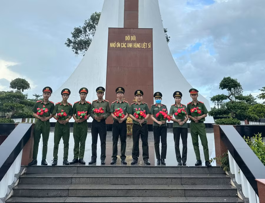 Tuổi trẻ Công an Kiên Giang dâng hoa tri ân các anh hùng liệt sỹ.