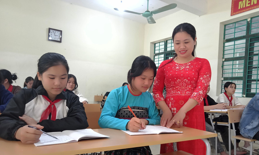 Cô Tống Thị Phượng và em Lò Bảo Trâm, Trường PTDTBT THCS Tam Thanh (Quan Sơn, Thanh Hóa) đoạt giải Ba cấp tỉnh môn Lịch sử. Cô Tống Thị Phượng và em Lò Bảo Trâm, Trường PTDTBT THCS Tam Thanh (Quan Sơn, Thanh Hóa) đoạt giải Ba cấp tỉnh môn Lịch sử.