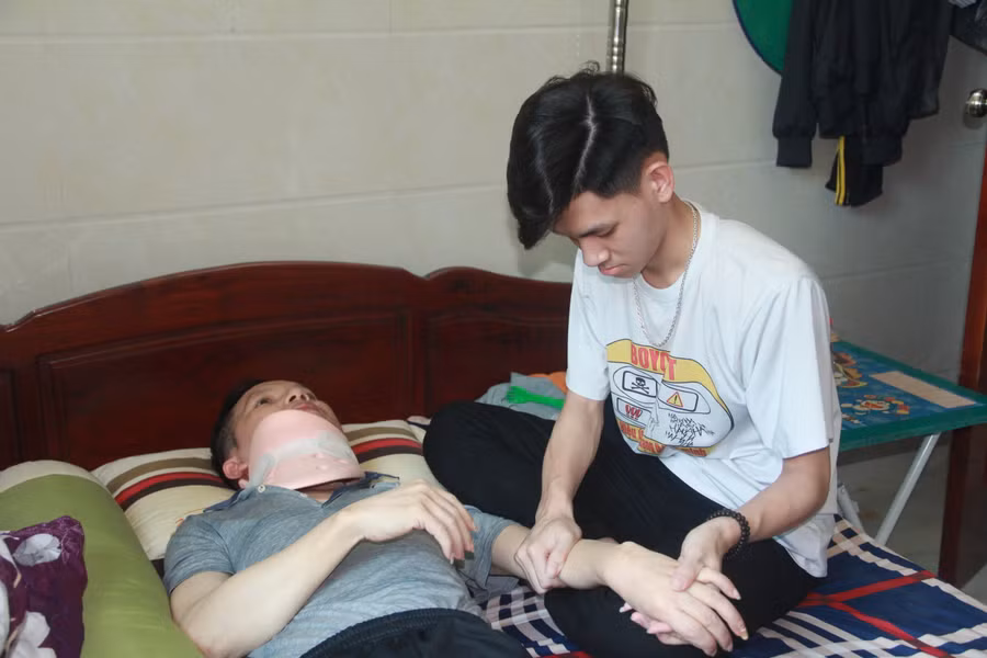 Sau mỗi giờ học Việt Bách lại phụ giúp mẹ chăm sóc bố bị tai biến nằm liệt giường.