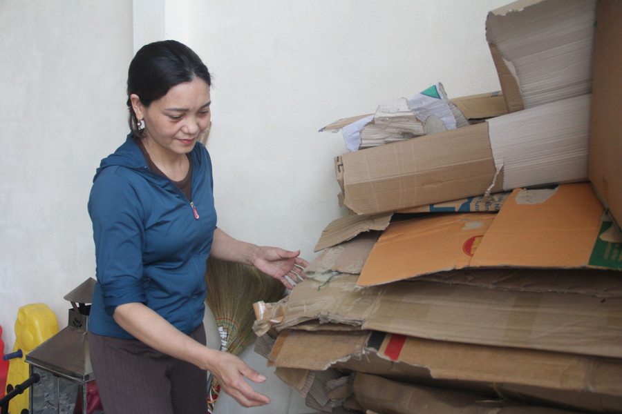 Chị Nguyễn Thị Loan thu gom thêm một số bìa carton tại tiệm hoa để tạo thêm thu nhập cho gia đình. Chị Nguyễn Thị Loan thu gom thêm một số bìa carton tại tiệm hoa để tạo thêm thu nhập cho gia đình.