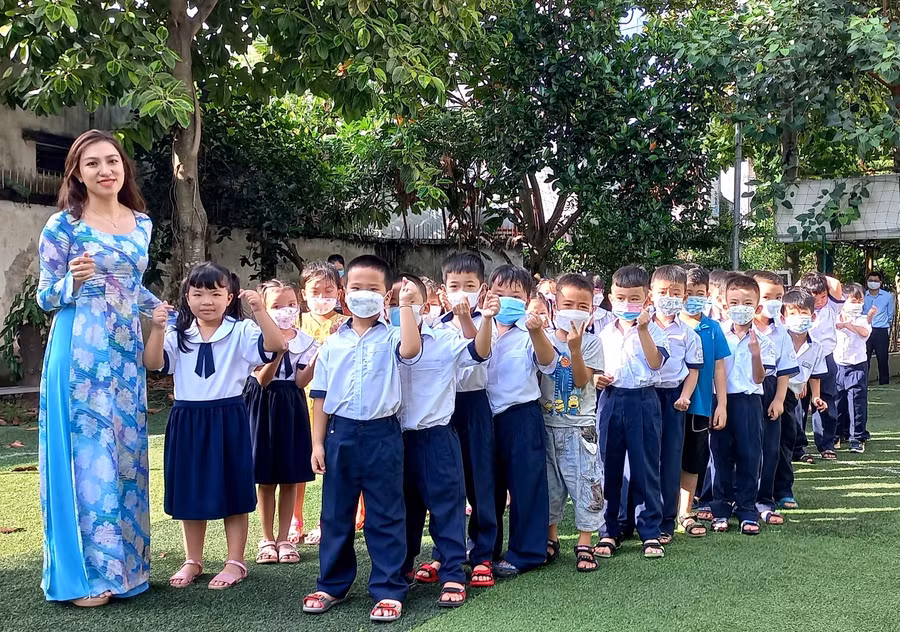 Học sinh lớp 1, Trường Tiểu học Lê Văn Việt, TP Thủ Đức, TPHCM trong ngày tựu trường năm học 2022 - 2023.