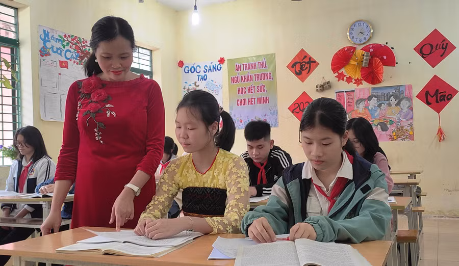 Cô Nguyễn Thị Thương và em Hà Song Anh, Trường Tiểu học & THCS Sơn Lư (giải Khuyến khích môn Ngữ văn cấp tỉnh năm 2023).