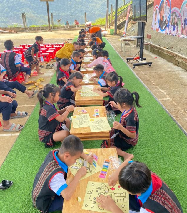 Học sinh Trường Phổ thông Dân tộc Bán trú Tiểu học – THCS Trà Nam tham gia hoạt động ngoại khóa.