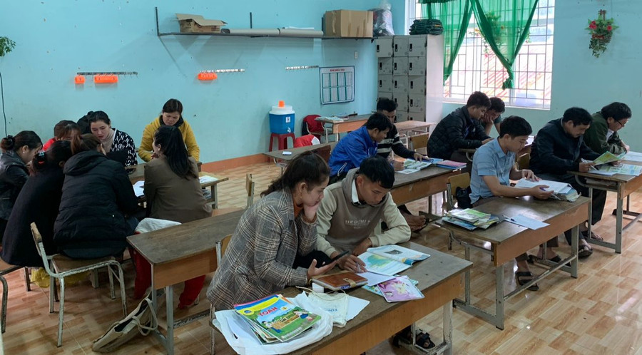 Giáo viên Trường Phổ thông Dân tộc Bán trú Tiểu học Trà Leng tham gia thẩm định sách giáo khoa lớp 4.