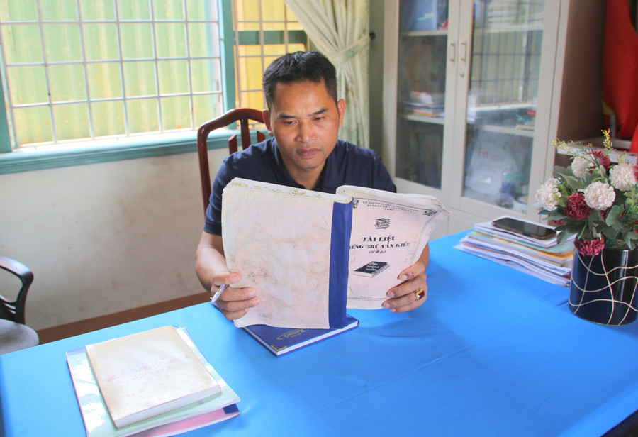 Thầy Hồ Quang Tuyến đã tích cực biên soạn tài liệu và trực tiếp giảng dạy tiếng Vân Kiều cho cán bộ, người dân và học sinh. Ảnh: Đăng Đức