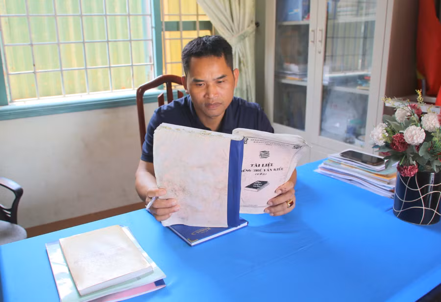 Thầy Hồ Quang Tuyến đã tích cực biên soạn tài liệu và trực tiếp giảng dạy tiếng Vân Kiều cho cán bộ, người dân và học sinh. Ảnh: Đăng Đức