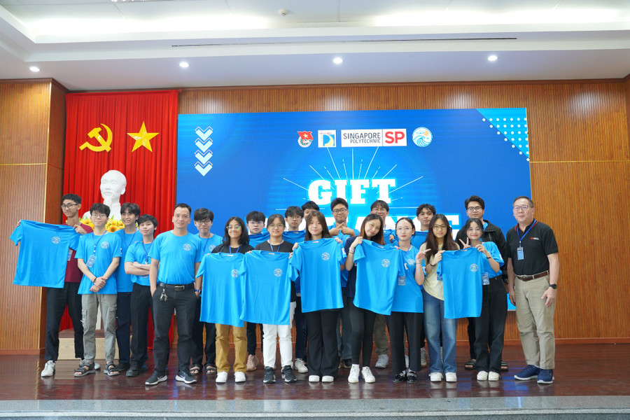 Sinh viên 2 trường tham gia dự án Learning Express tặng áo cho nhau.