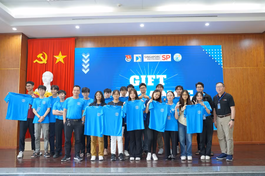 Sinh viên 2 trường tham gia dự án Learning Express tặng áo cho nhau.