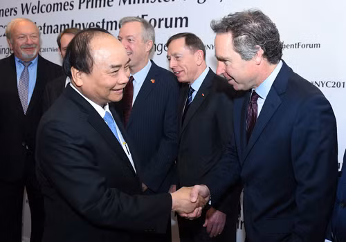 Thủ tướng chào hỏi đại diện các doanh nghiệp Hoa Kỳ tới dự tọa đàm. Ảnh: VGP/Quang Hiếu