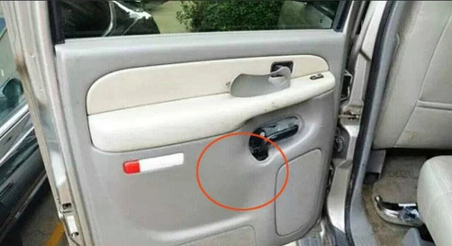 Người đàn ông “vớ” được cả đống tiền trong xe hơi cũ