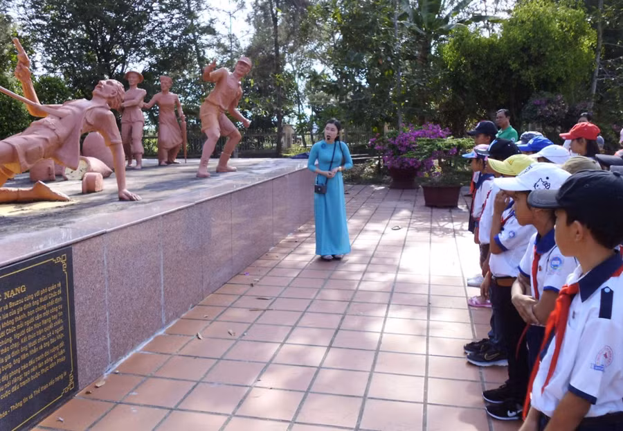 Học sinh huyện Hòa Bình (Bạc Liêu) thăm di tích lịch sử Đồng Nọc Nạng, huyện Giá Rai (Bạc Liêu). 