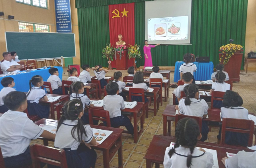 Giờ dạy Giáo dục địa phương cho học sinh tiểu học. Giờ dạy Giáo dục địa phương cho học sinh tiểu học.