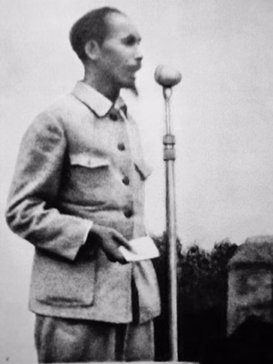 Chủ tịch Hồ Chí Minh đọc bản Tuyên ngôn độc lập khai sinh ra nước Việt Nam Dân chủ Cộng hòa.