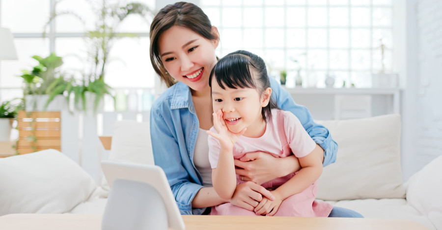 Khi còn nhỏ, trẻ thường chia sẻ mọi chuyện với cha mẹ. Ảnh minh họa.