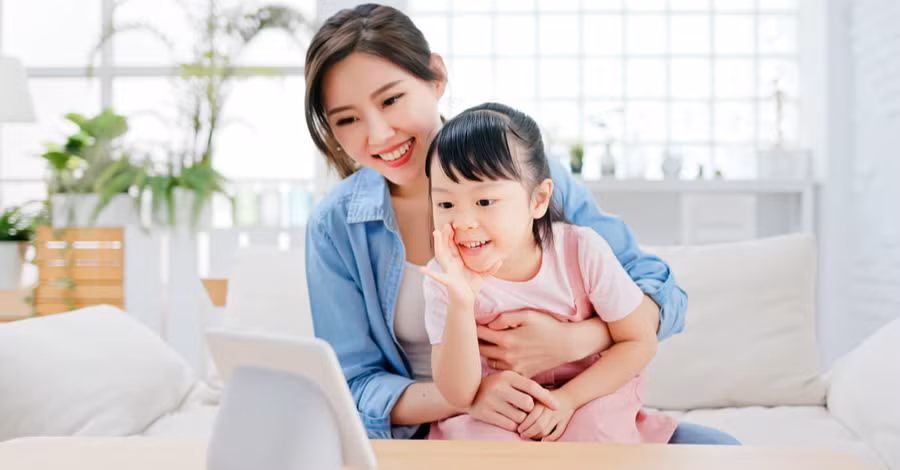 Khi còn nhỏ, trẻ thường chia sẻ mọi chuyện với cha mẹ. Ảnh minh họa.