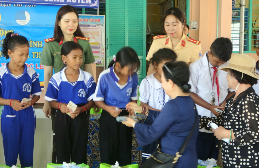 Đại diện các nhà hảo tâm trao quà cho học sinh khó khăn. Đại diện các nhà hảo tâm trao quà cho học sinh khó khăn.