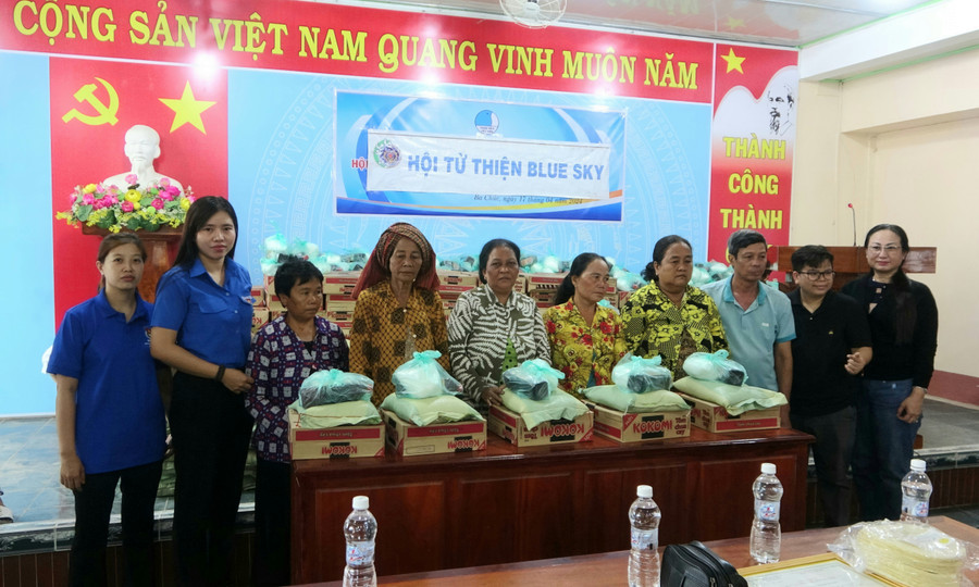Hội Từ thiện Blu Sky trao quà cho bà con thị trấn Ba Chúc (Tri Tôn). Hội Từ thiện Blu Sky trao quà cho bà con thị trấn Ba Chúc (Tri Tôn).