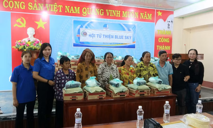 Hội Từ thiện Blu Sky trao quà cho bà con thị trấn Ba Chúc (Tri Tôn).