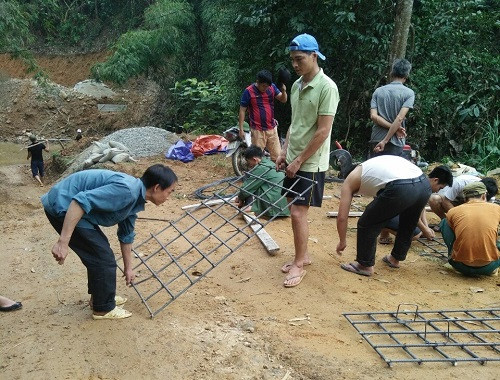 "Công trường" lúc đông có tới 30 người là giáo viên và người dân trong thôn góp sức làm cầu "Công trường" lúc đông có tới 30 người là giáo viên và người dân trong thôn góp sức làm cầu